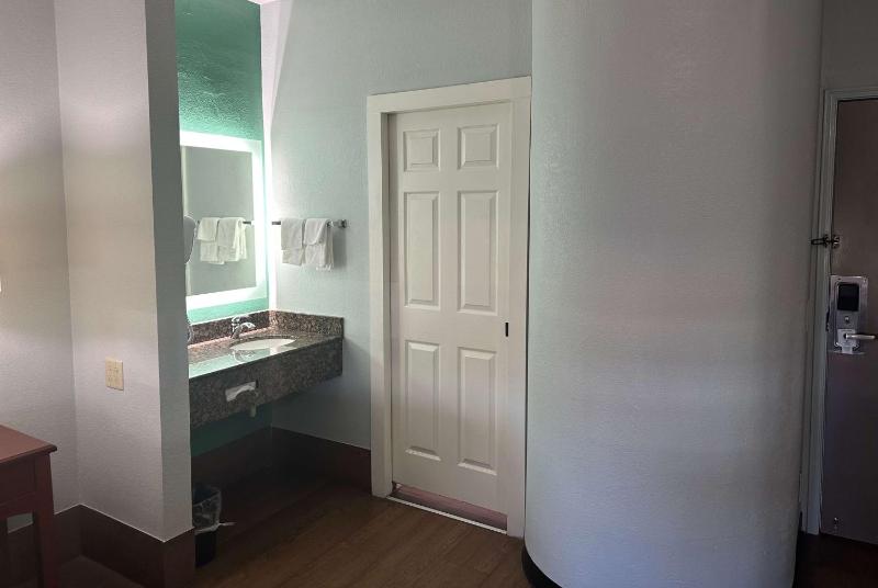King Room - Non-Smoking image 4