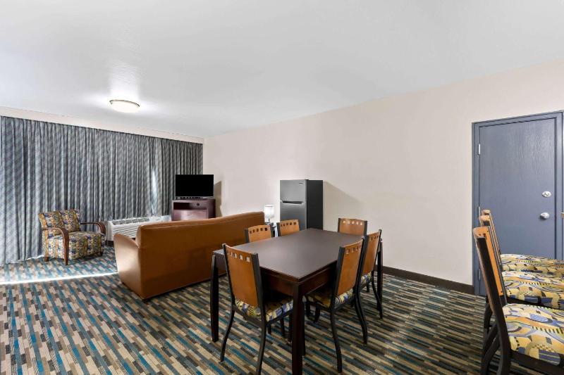 Studio Queen Suite with Two Queen Beds - Non-Smoking (No Pets Allowed) image 3