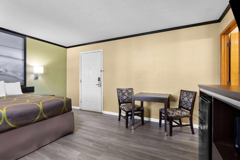Queen Room - Non-Smoking image 3