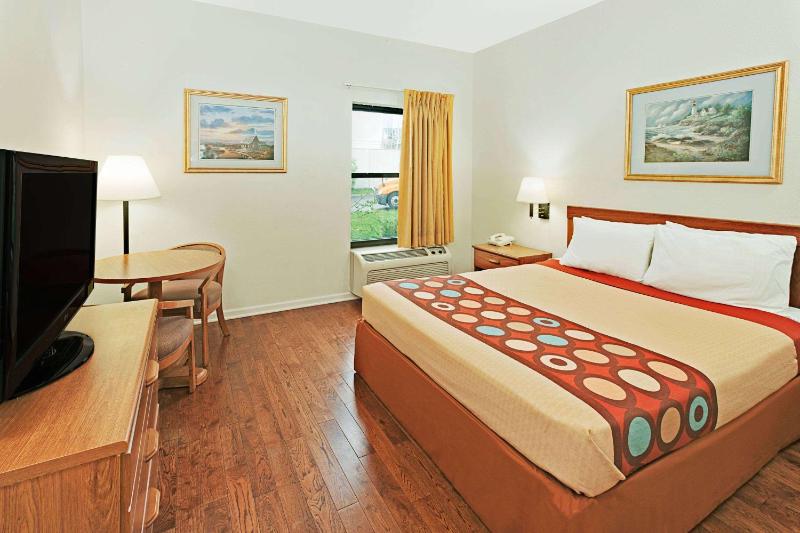 Queen Room - Non-Smoking image 1