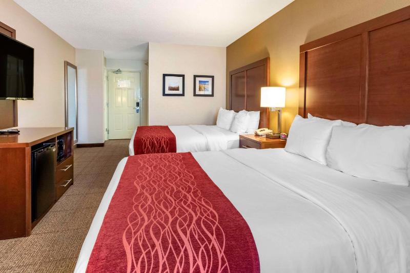 Queen Room with Two Queen Beds - Non-Smoking image 3