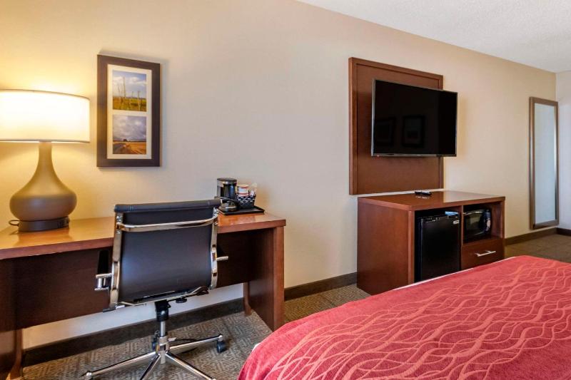 Queen Room with Two Queen Beds - Non-Smoking image 4