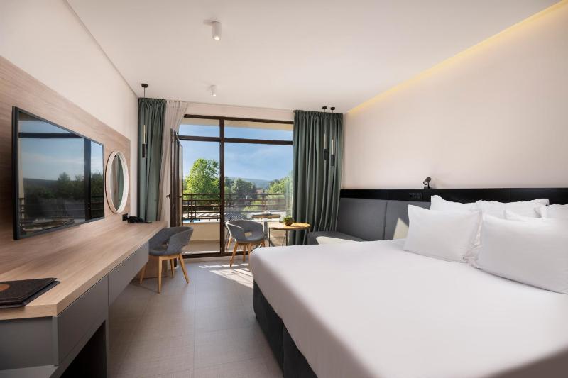 Double or Twin Room with Balcony image 4