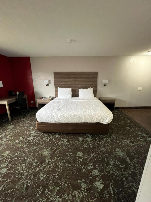 Queen Room with Bathtub w/Grab Bars - Mobility Accessible/Non-Smoking image 2