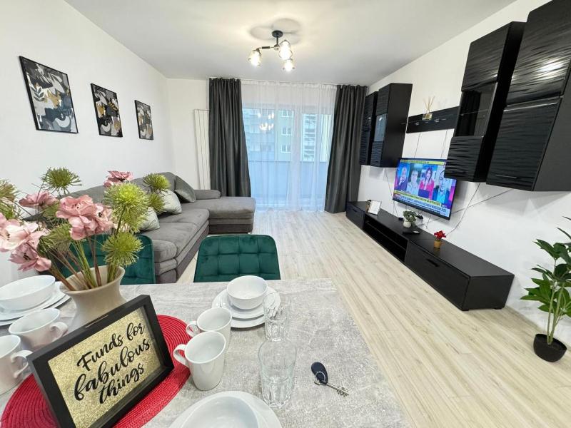 Luxury Glam Apartments Coresi Mall Area - Parking Option - image 1