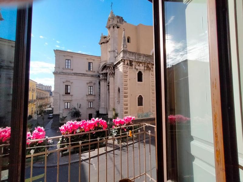Double Room with Balcony image 3