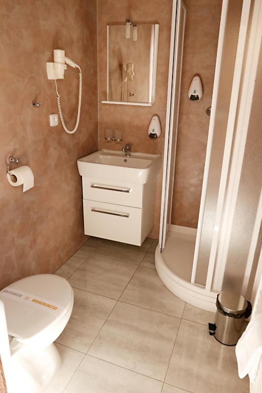 Basic Triple Room image 2