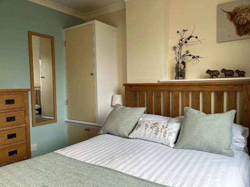 One-Bedroom Apartment image 2