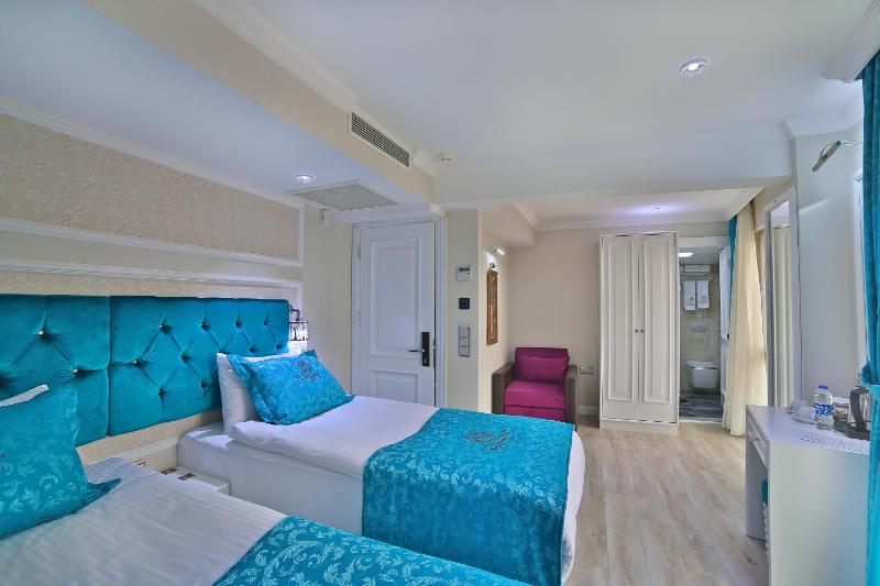 Triple Room with Sea View image 4