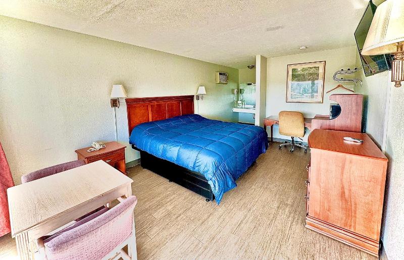 Standard King Room image 3