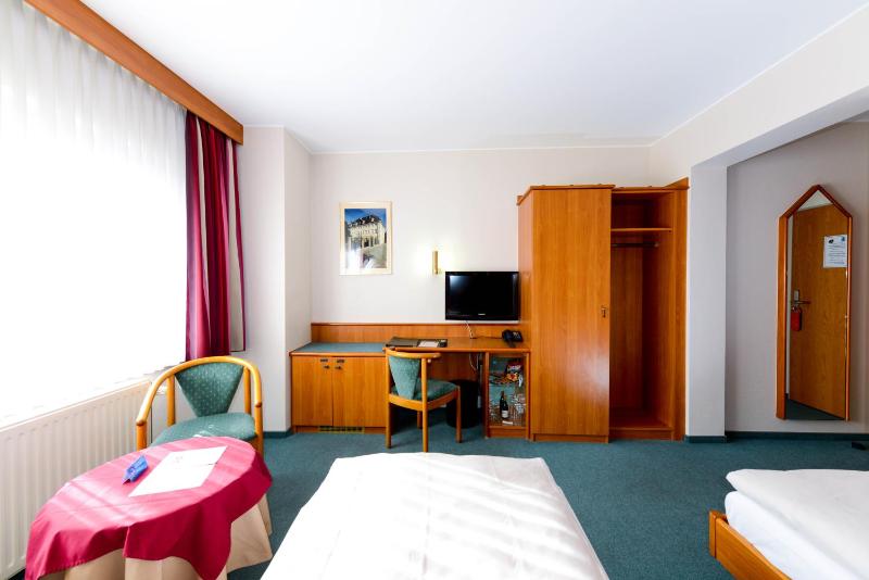 Double Room image 3