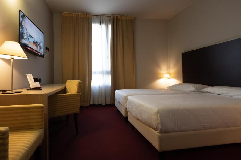 Classic Twin Room image 2