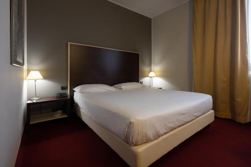 Basic Double Room image 3