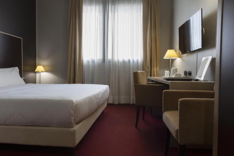 Basic Double Room image 2