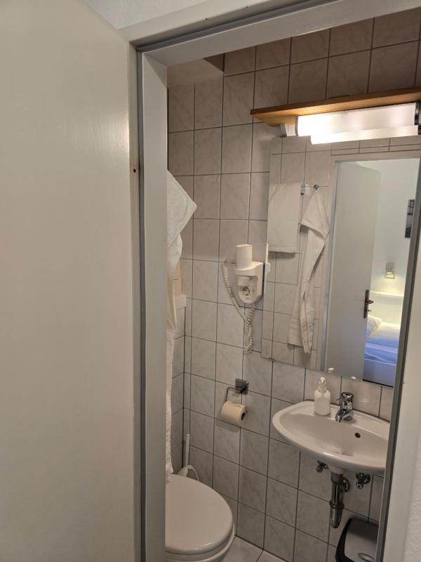 Budget Single Room image 4