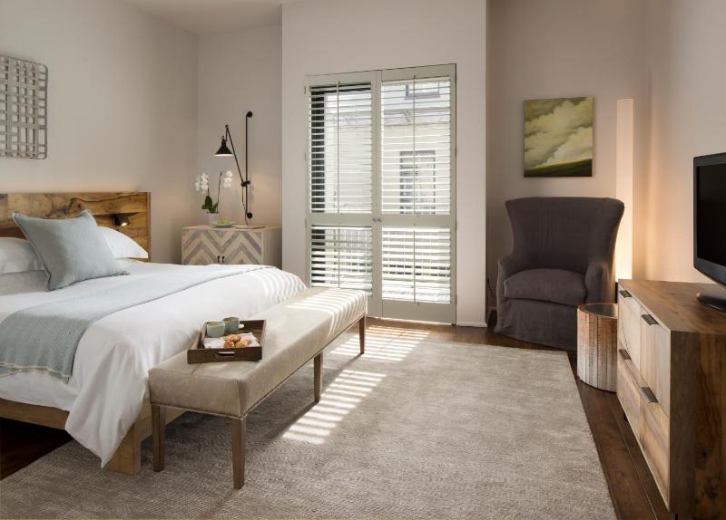 Premier King Room image 2