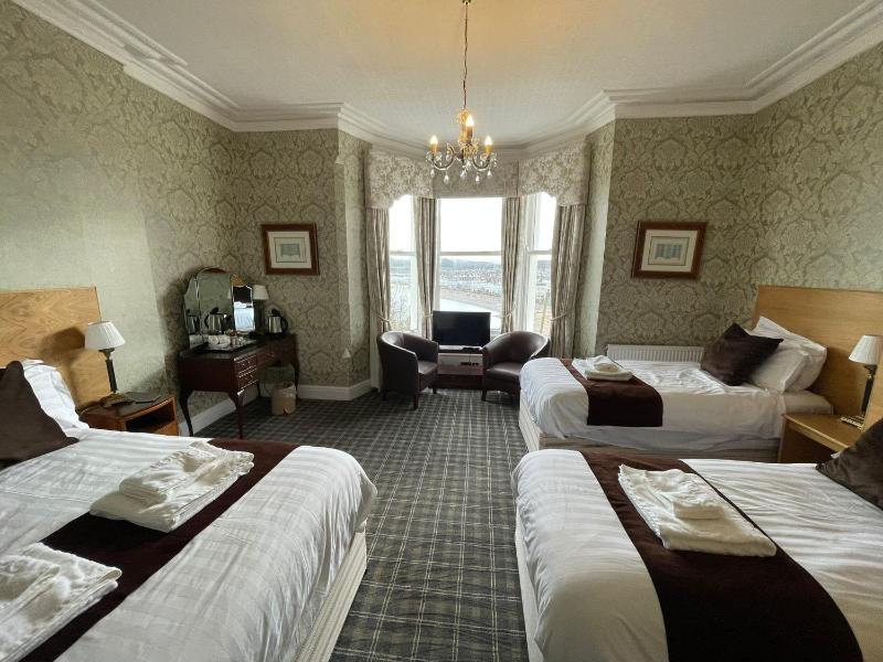 Quadruple Room with Sea View image 4