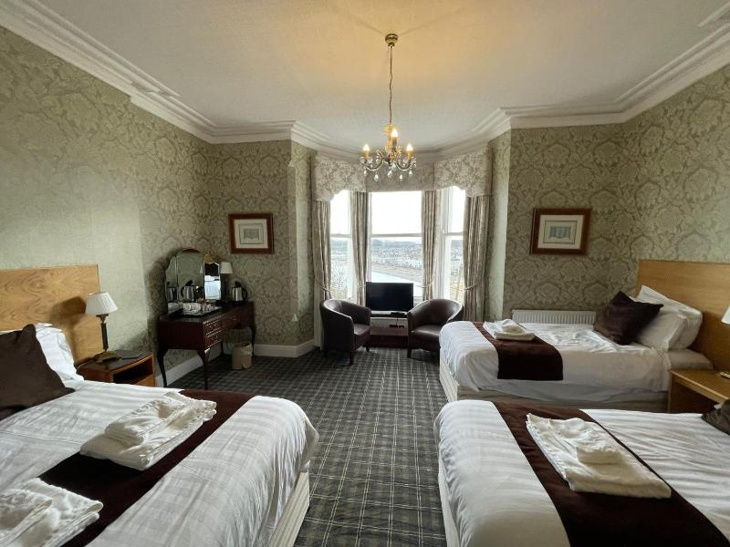 Quadruple Room with Sea View image 1