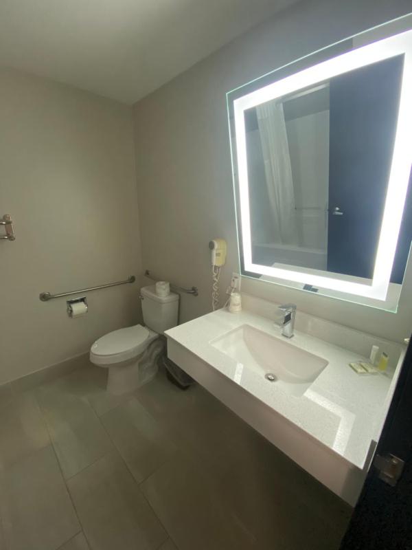 King Room with Bath Tub - Mobility Accessible/Non-Smoking image 1