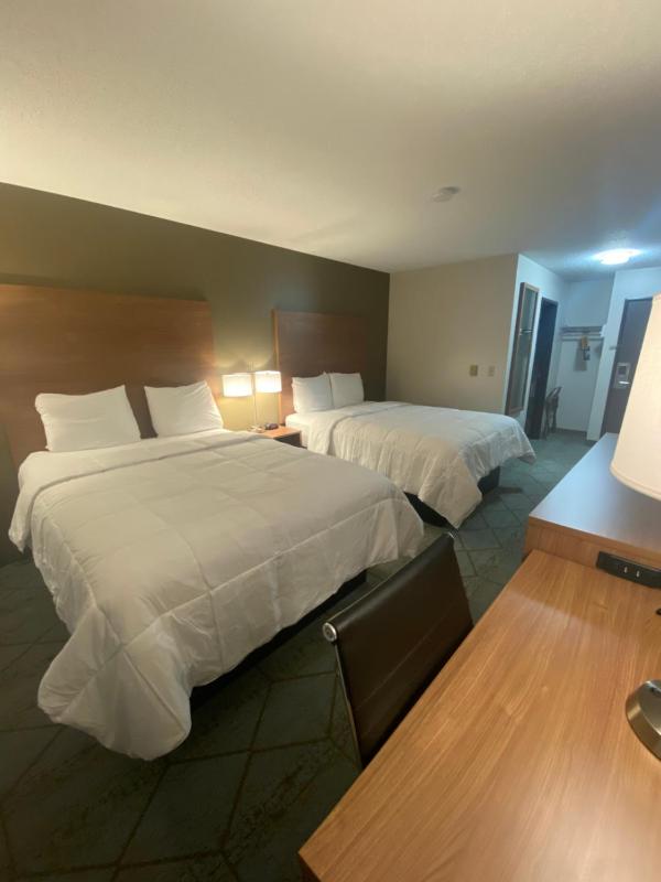 Queen Room with Two Queen Beds - Non-Smoking image 3