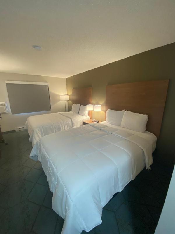 Queen Room with Two Queen Beds - Non-Smoking image 4