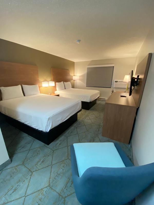 Queen Room with Two Queen Beds - Non-Smoking image 3