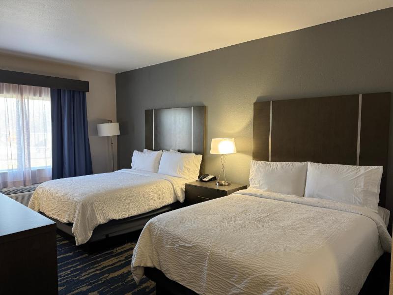 Standard Room with Two Queen Beds image 4