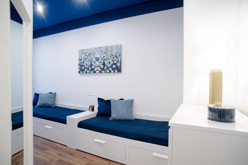 Elegant design home in vibrant center - image 5
