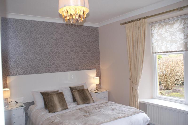 Superior King Room image 3