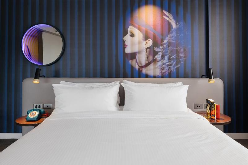 Standard King Room image 3
