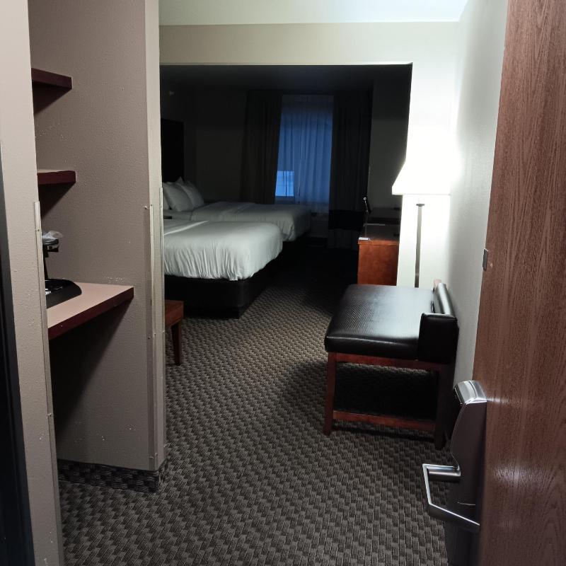 Queen Suite with Two Queen Beds and Sofa Bed - Non-Smoking image 2