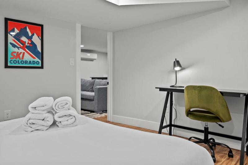 Cozy Dog-Friendly Unit with Parking Near Broadway - image 10