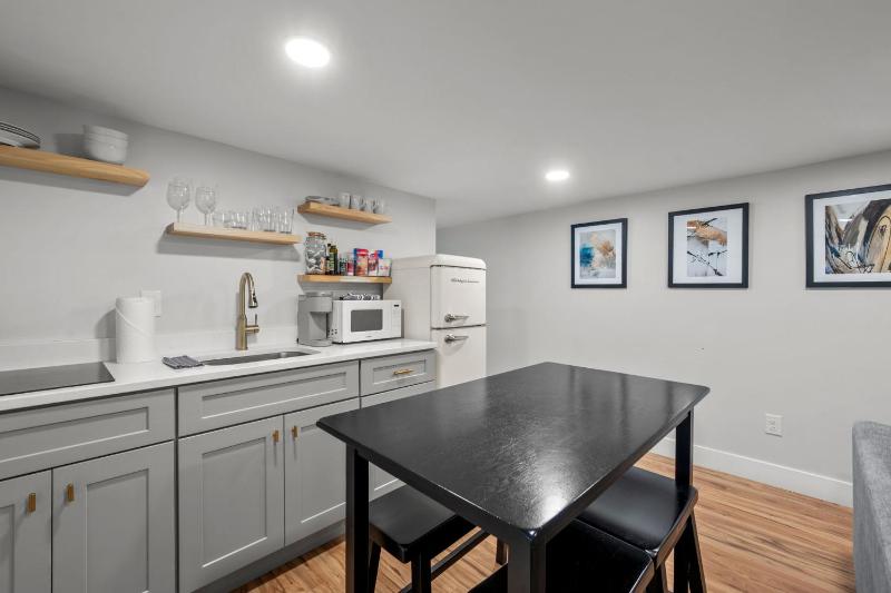Cozy Dog-Friendly Unit with Parking Near Broadway - image 11