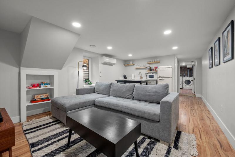 Cozy Dog-Friendly Unit with Parking Near Broadway - image 15
