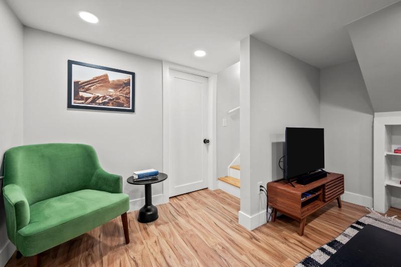 Cozy Dog-Friendly Unit with Parking Near Broadway - image 17