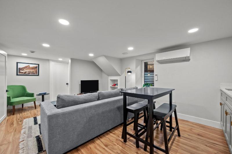 Cozy Dog-Friendly Unit with Parking Near Broadway - image 14