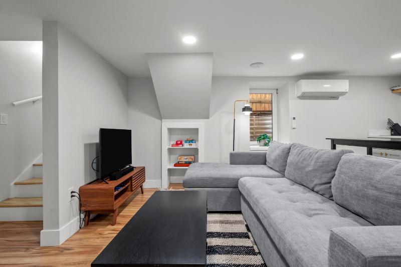Cozy Dog-Friendly Unit with Parking Near Broadway - image 19