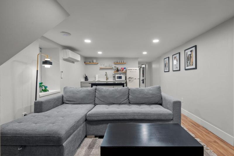 Cozy Dog-Friendly Unit with Parking Near Broadway - image 27
