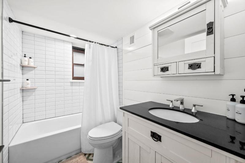 Cozy Dog-Friendly Unit with Parking Near Broadway - image 29