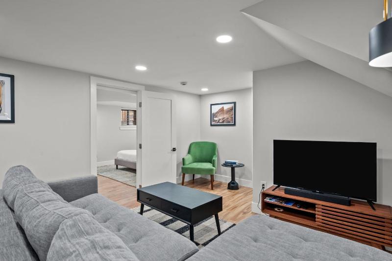 Cozy Dog-Friendly Unit with Parking Near Broadway - image 3