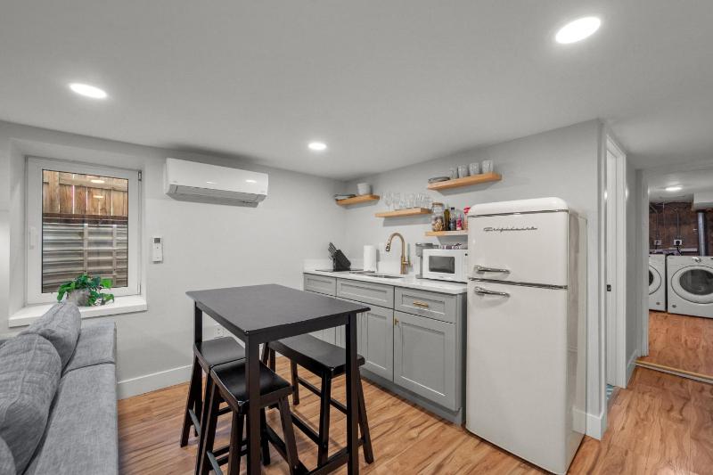 Cozy Dog-Friendly Unit with Parking Near Broadway - image 33