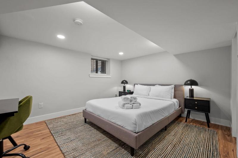 Cozy Dog-Friendly Unit with Parking Near Broadway - image 35