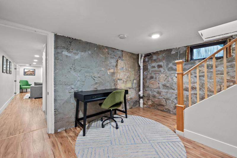Cozy Dog-Friendly Unit with Parking Near Broadway - image 24