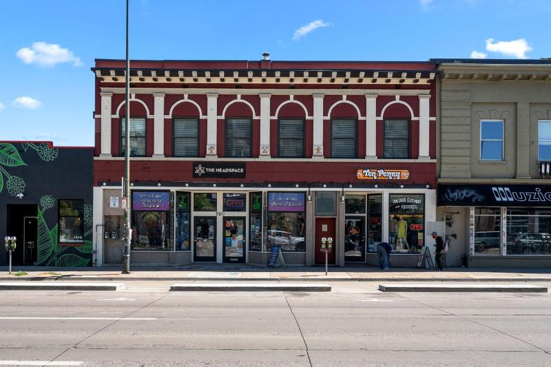 Cozy Dog-Friendly Unit with Parking Near Broadway - image 22