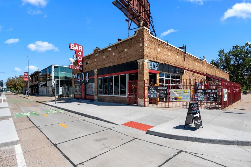 Cozy Dog-Friendly Unit with Parking Near Broadway - image 26