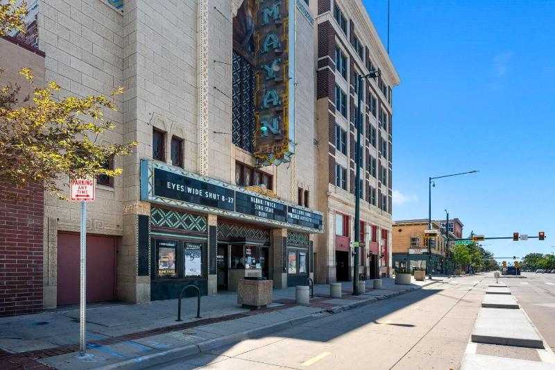 Cozy Dog-Friendly Unit with Parking Near Broadway - image 31