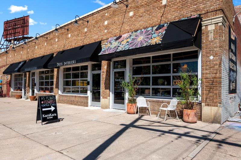 Cozy Dog-Friendly Unit with Parking Near Broadway - image 8