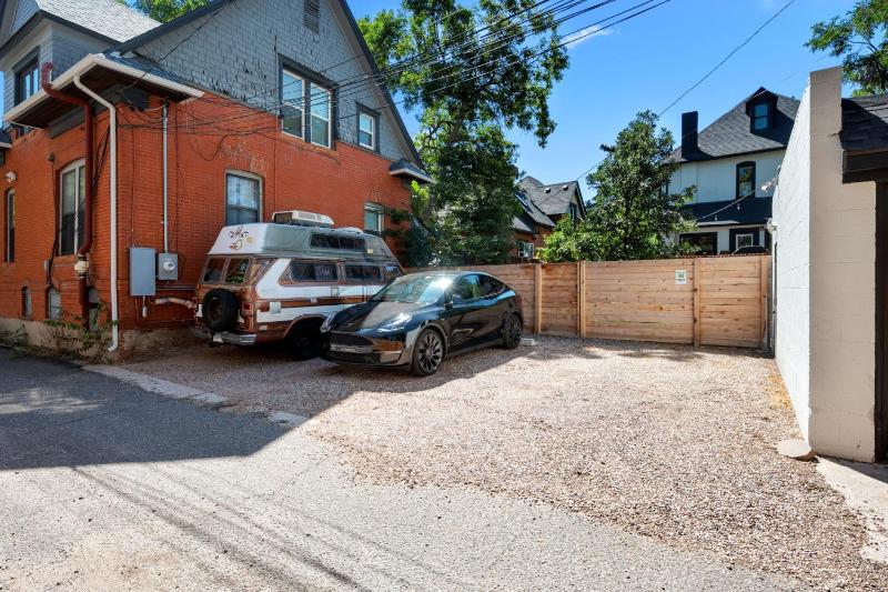 Cozy Dog-Friendly Unit with Parking Near Broadway - image 16