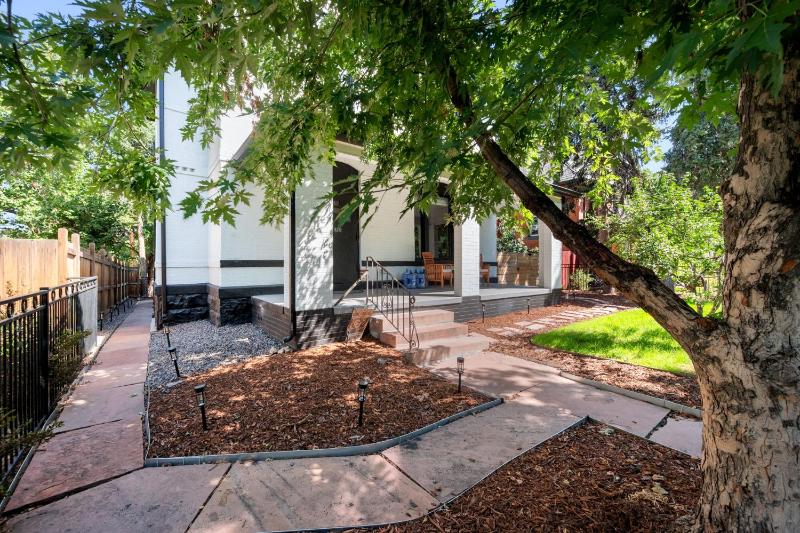 Cozy Dog-Friendly Unit with Parking Near Broadway - image 23