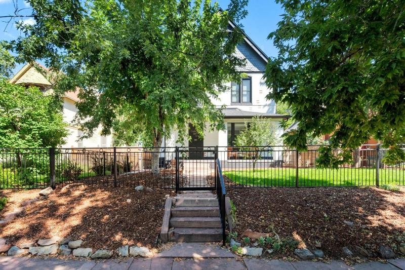 Cozy Dog-Friendly Unit with Parking Near Broadway - image 32